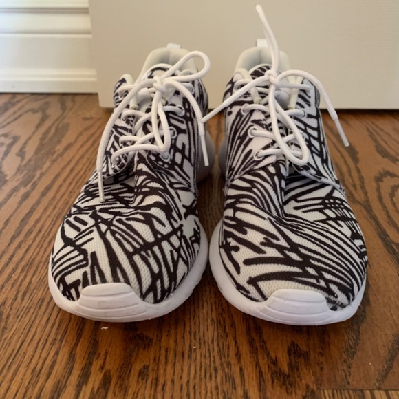 Like NEW 🖤🤍Nike  Women’s Roshe One Print Casual Shoes, Black/White, size 9.5 - Picture 2 of 7